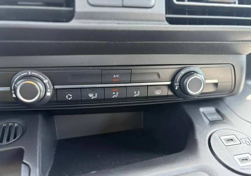 Détail de la console centrale avec commandes de climatisation et réglages du Citroën Berlingo ë-136 2025.