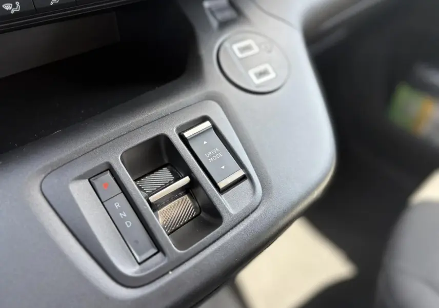 Détail du sélecteur de boîte automatique et bouton Drive Mode sur la console centrale du Citroën Berlingo ë-136.