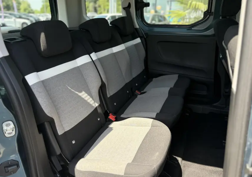Vue intérieure côté droit sur la banquette arrière grise et noire du Citroën Berlingo ë-136 54kWh 2025.
