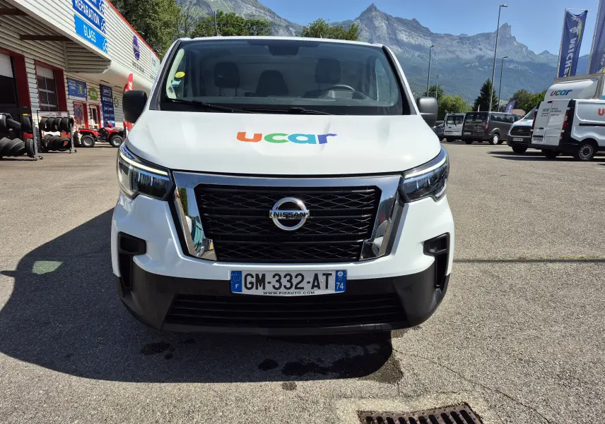 Vue frontale d'un utilitaire Nissan Primastar blanc avec logo coloré ucar sur le capot, immatriculé en France.