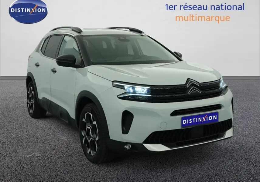 SUV Citroën C5 Aircross blanc okenite en 3/4 avant droit, avec feux LED allumés et jantes distinctives.