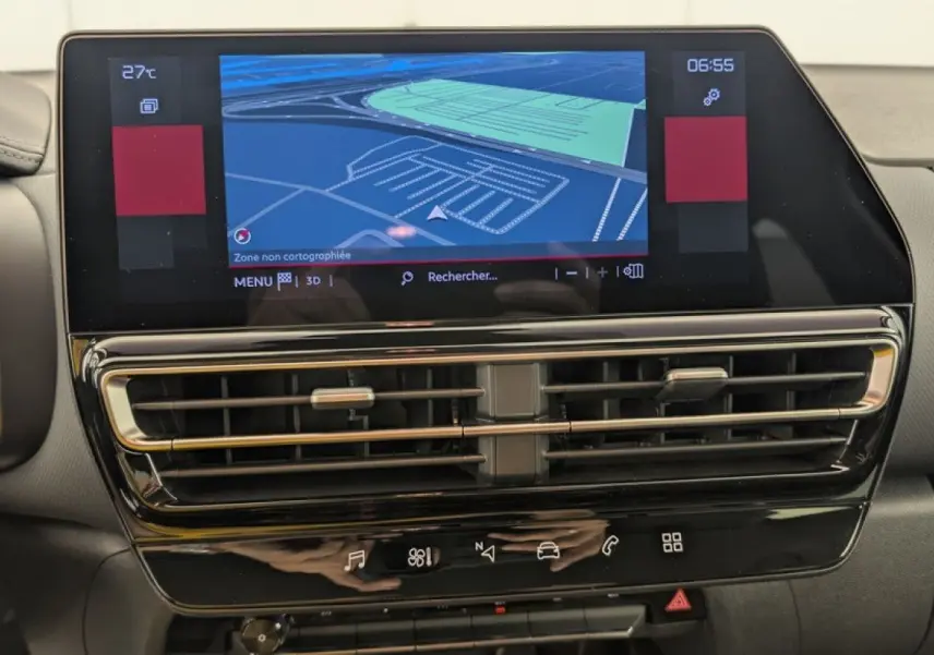 Vue rapprochée de l’écran tactile central et des aérateurs du tableau de bord du Citroën C5 Aircross blanc Okenite 2025.