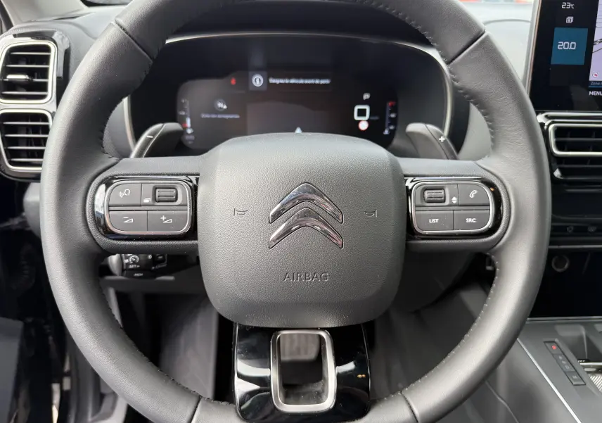 Écran tactile du système multimédia du Citroën C5 Aircross 2025 affichant les options Apps Connectées et Android Auto.