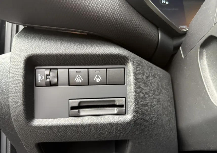 Gros plan sur le côté droit du volant noir en cuir du Citroën C5 Aircross 2025, avec commandes audio et téléphone intégrées.
