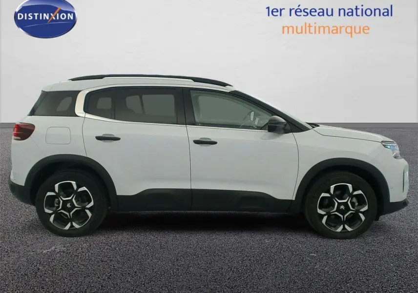 Profil droit du Citroën C5 Aircross blanc Okenite 2025 avec jantes noires et toit noir contrasté.