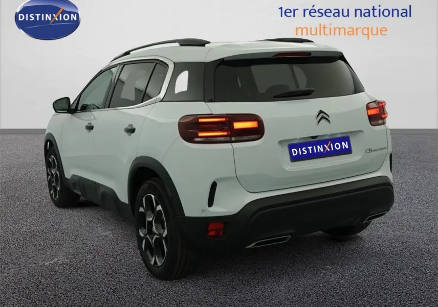 Citroën C5 Aircross blanc Okenite vue 3/4 arrière droit, feux arrière allumés et toit noir contrastant.