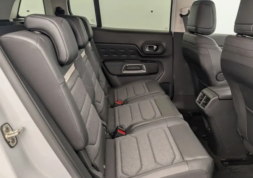 Vue latérale intérieure des sièges arrière gris cuir et tissu du Citroën C5 Aircross blanc Okenite 2025.