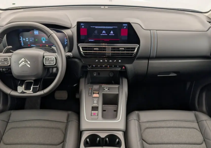 Vue intérieure frontale du poste de conduite du Citroën C5 Aircross 2025, tableau de bord et écran tactile central.