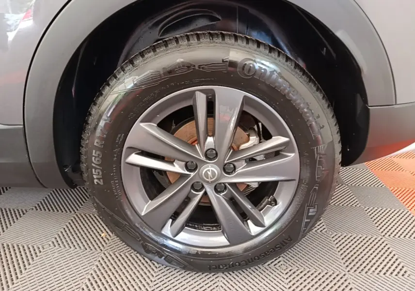 Gros plan sur la roue avant droite gris foncé de l'Opel Grandland X avec jante alliage et pneu Continental.
