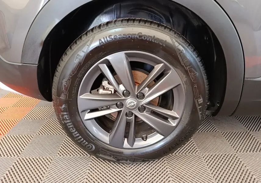 Gros plan sur la roue avant droite gris foncé d’un Opel Grandland X avec jante alu et pneu Continental.