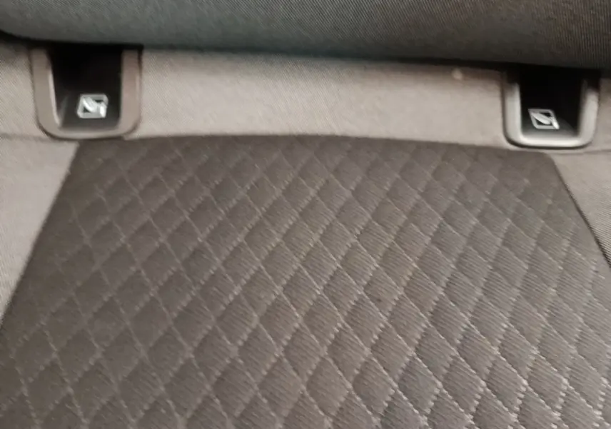 Détail de la banquette arrière noire avec fixation Isofix sur un Opel Grandland X gris foncé.