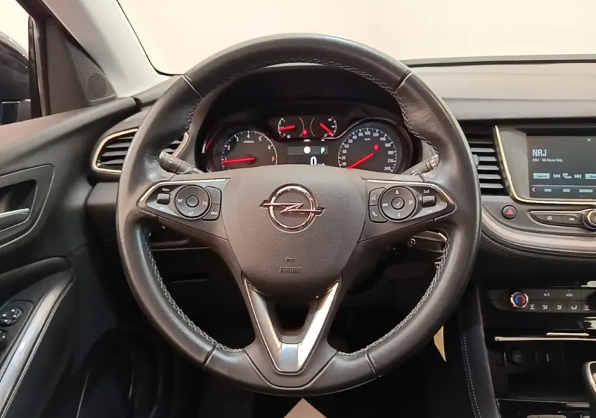 Vue frontale du volant cuir et alu de l'Opel Grandland X 1.5 Diesel 130 GS Line 2021 avec tableau de bord et écran tactile.
