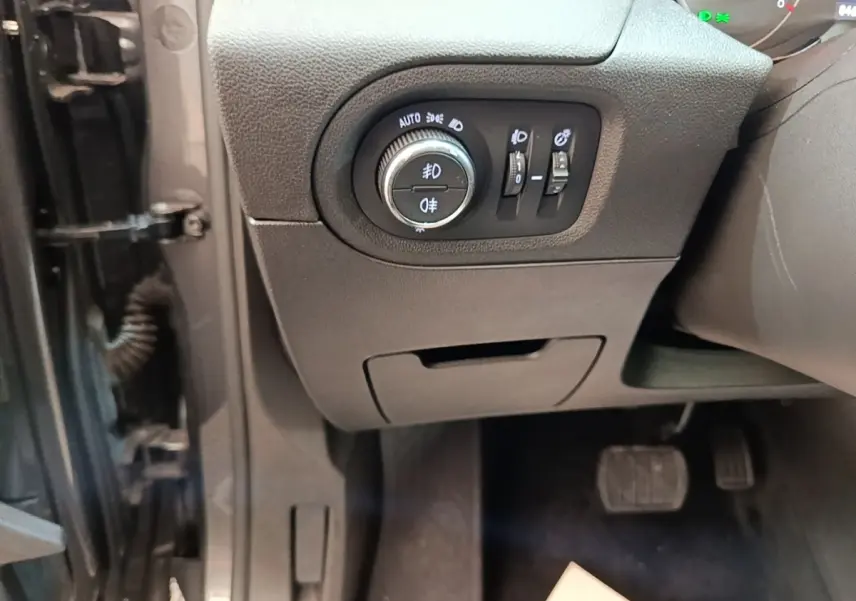 Détail du tableau de bord côté gauche avec commandes d’éclairage sur Opel Grandland X gris foncé 2021.