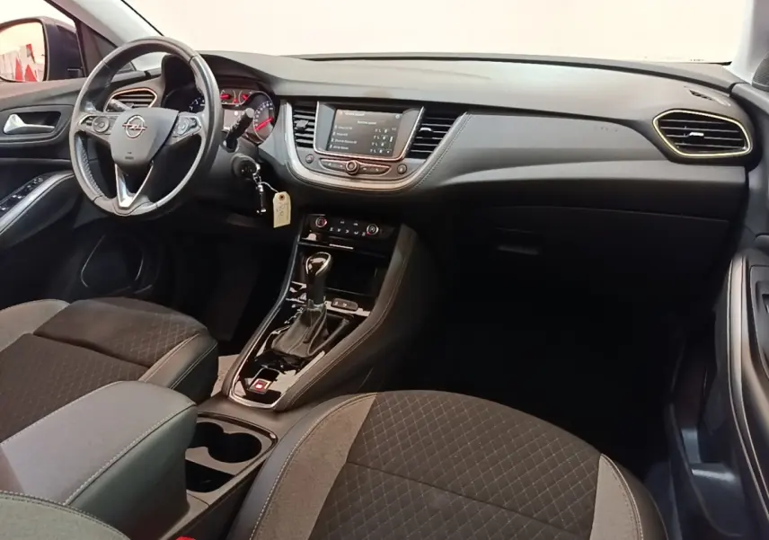 Intérieur Opel Grandland X 2021 vu de l'avant, tableau de bord noir avec écran tactile et volant multifonctions cuir alu.