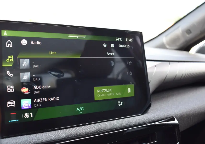 Écran tactile du système audio de la Renault Clio VI gris schiste, vue intérieure côté passager.