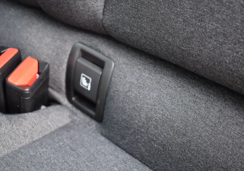 Détail du bouton Isofix sur la banquette arrière en tissu gris schiste de la Renault Clio VI TCe 115 Evolution+ 2026.