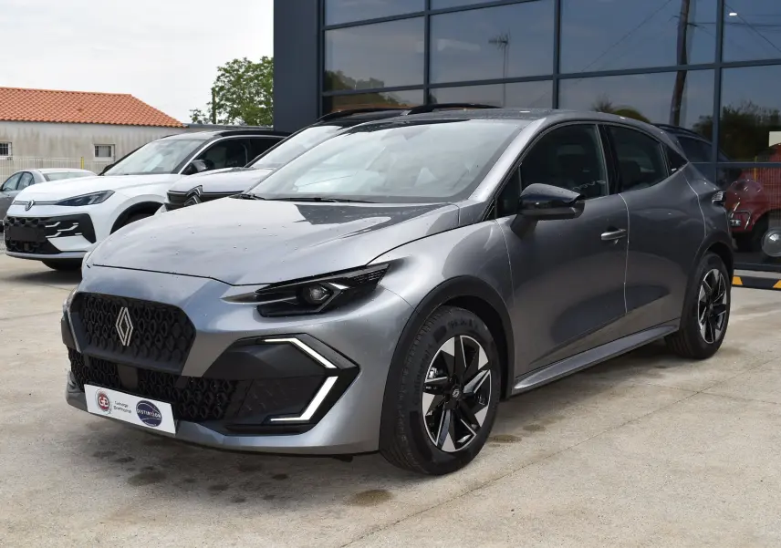 Renault Clio VI gris schiste vue 3/4 avant droit avec calandre noire et feux LED en forme de C.