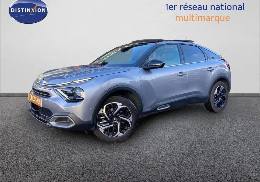 Citroën C4 PureTech 130 Shine gris Artense vue 3/4 avant droit avec jantes alliage et toit noir.