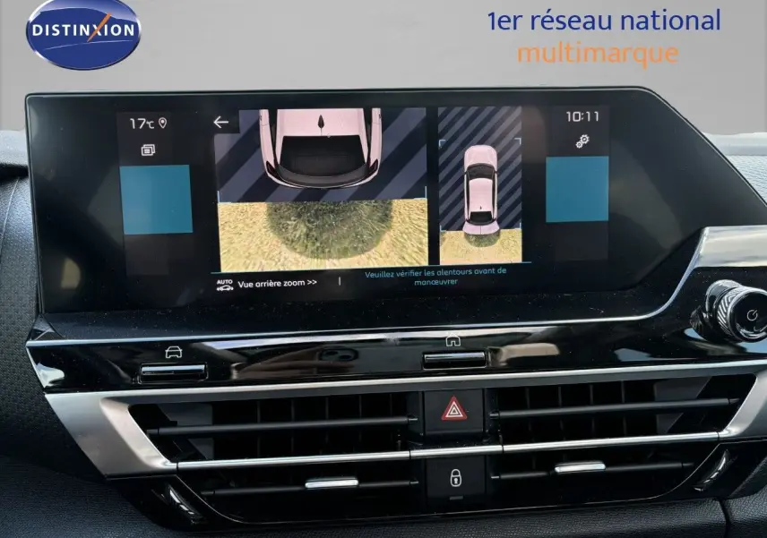 Vue rapprochée de l'écran tactile central affichant la caméra de recul de la Citroën C4 Gris Artense 2022.