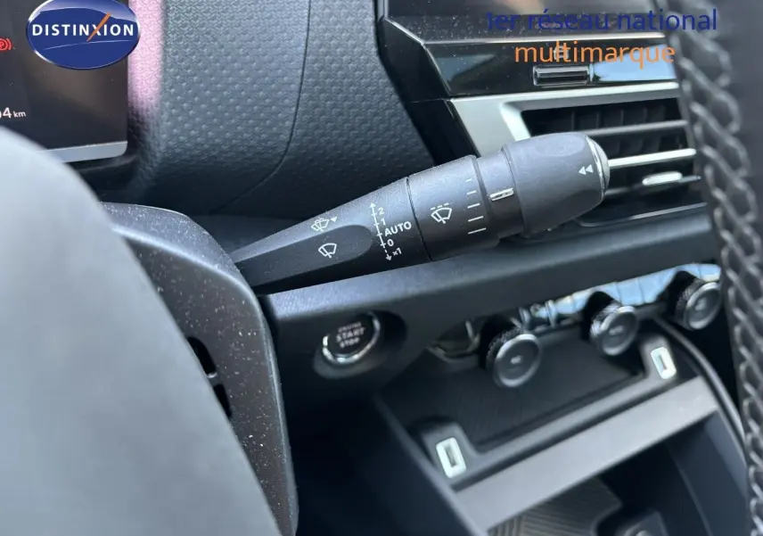 Gros plan sur la commande d'essuie-glace à gauche du volant dans l'habitacle d'une Citroën C4 gris Artense 2022.