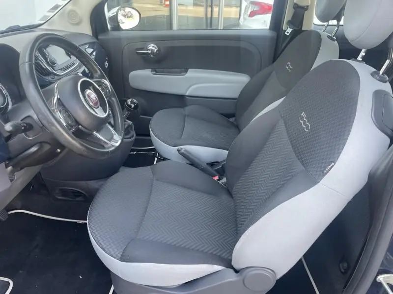 Intérieur de la Fiat 500 Popstar 2016 en bleu foncé, vue côté conducteur montrant sièges gris et volant compact.