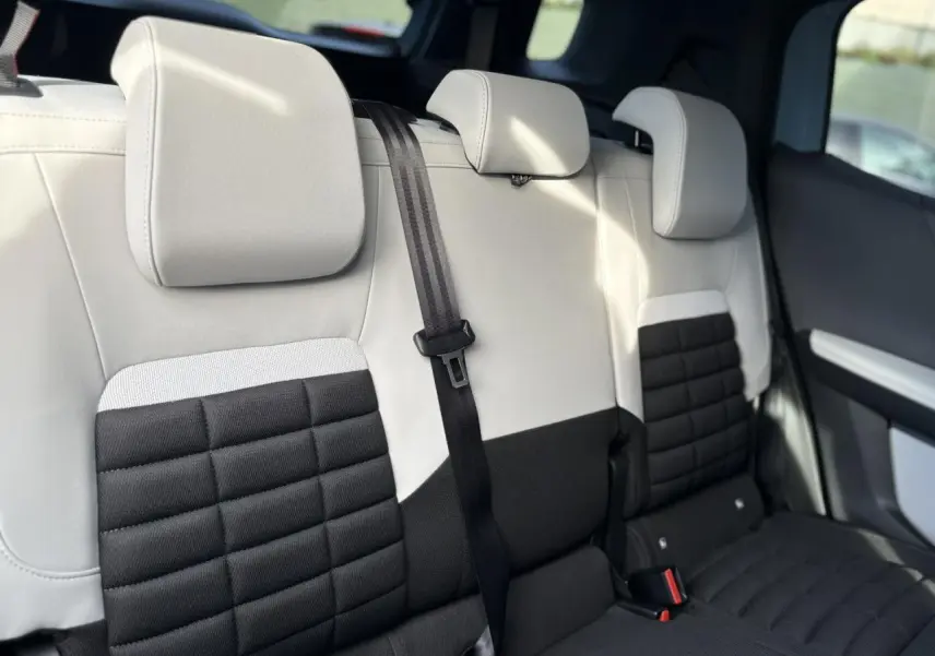 Vue rapprochée des sièges arrière bicolores noir et gris du Citroën C3 Aircross Hybrid 145 7 places, avec appuie-têtes réglables.