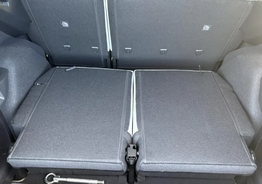 Vue du coffre avec banquette arrière rabattue en deux parties dans un Citroën C3 Aircross Hybrid 2025 bleu Monte Carlo.