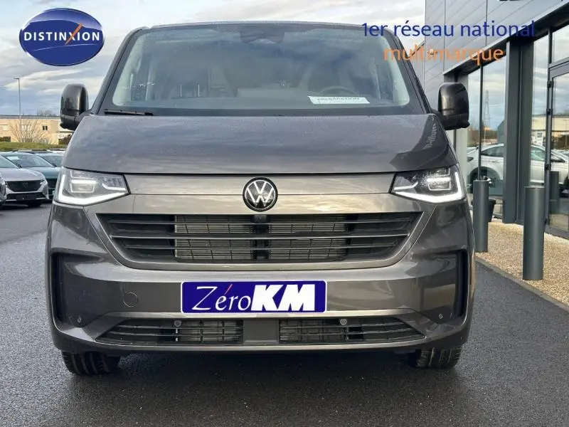 Vue frontale d’un Volkswagen Transporter FGN Procab gris 2025 avec phares LED et calandre noire distinctive.