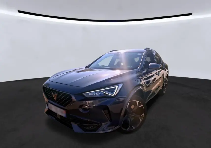 Vue 3/4 avant droit d'un CUPRA Formentor gris 2023, avec phares LED et jantes noires distinctives.