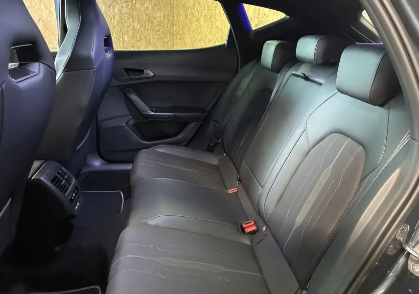 Vue intérieure côté droit sur la banquette arrière en cuir noir du CUPRA Formentor 1.4 e-Hybrid 2023 avec finitions soignées.