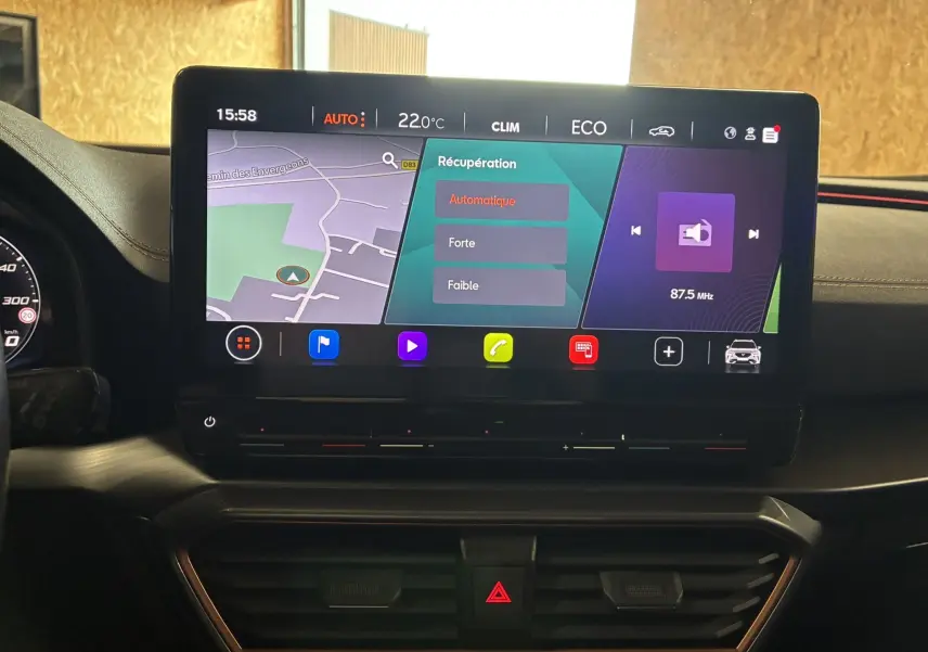 Écran tactile central du tableau de bord du CUPRA Formentor gris, affichant la navigation et les réglages de récupération d'énergie.