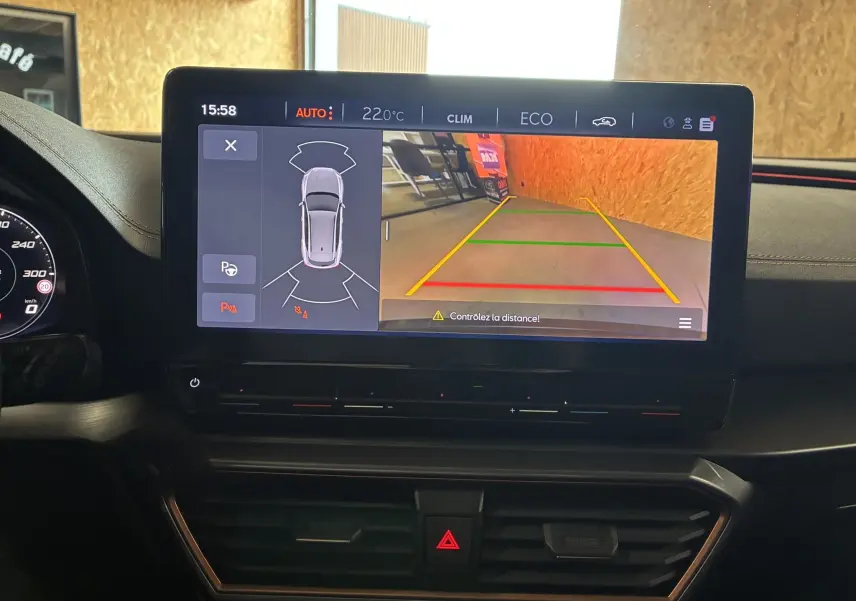 Écran tactile intérieur du tableau de bord du CUPRA Formentor 1.4 hybride, affichant la caméra de recul et l'aide au parking.