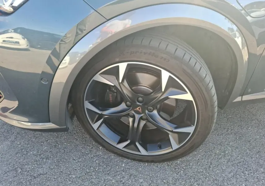 Gros plan sur la roue avant gauche gris foncé d'une CUPRA Formentor 1.4 e-Hybrid avec jante noire et détails argentés.