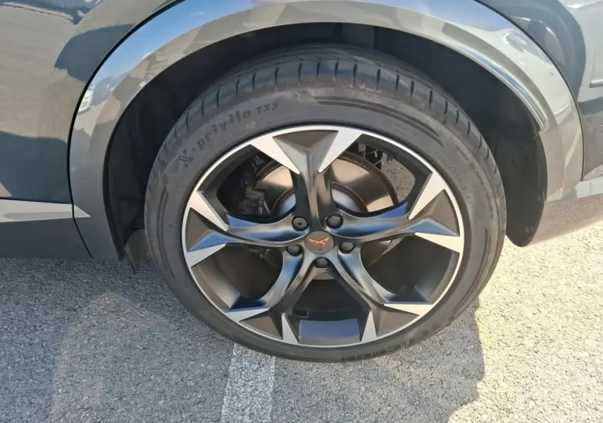 Gros plan sur la roue avant droite du CUPRA Formentor gris 2023 avec jante alliage noir et argentée au design sportif.