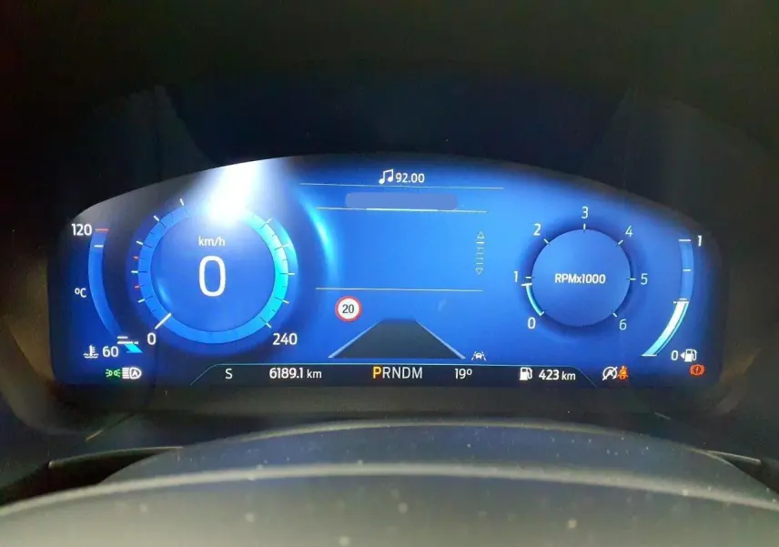 Combiné d'instrumentation numérique bleu du Ford Kuga 2.0 EcoBlue 120 BVA ST-Line affichant vitesse, régime et informations de conduite.