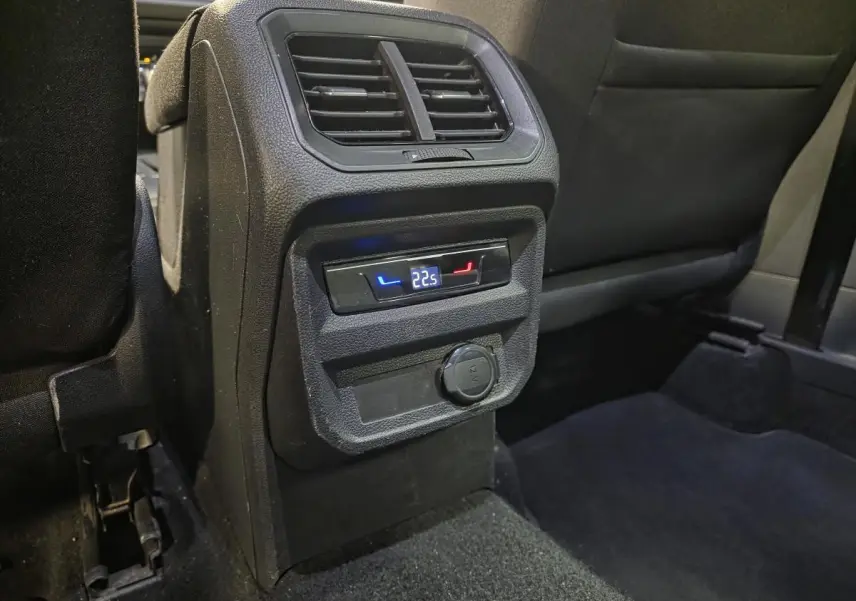 Détail de la console arrière avec ventilation et réglage de température à 22,5°C dans un Volkswagen Tiguan gris 2022.