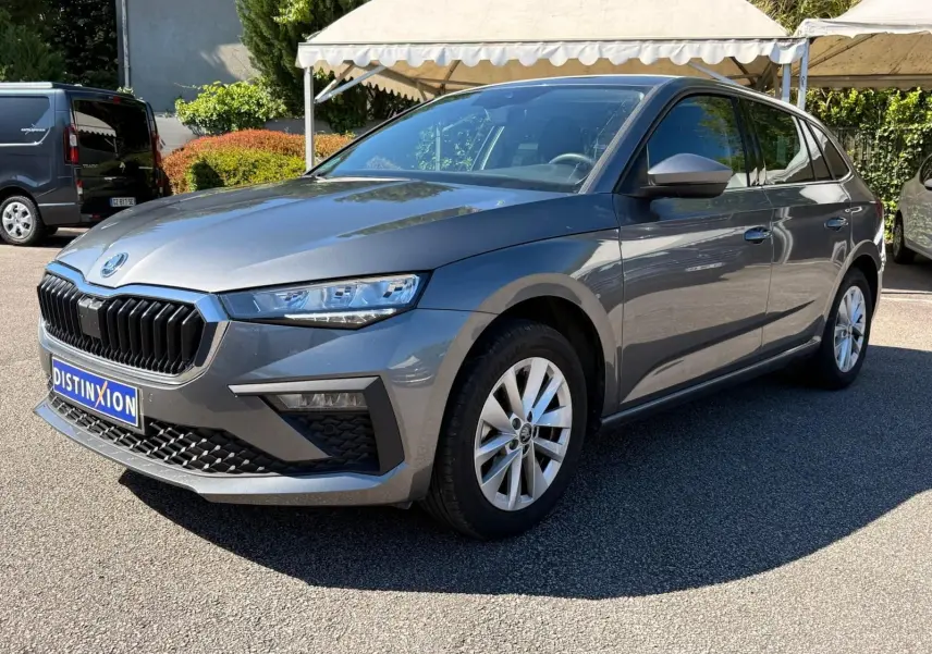 SKODA SCALA gris graphite en 3/4 avant droit, mettant en valeur sa calandre noire et ses optiques fines.