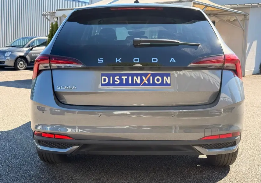Vue arrière d'une Skoda Scala gris graphite 2025 avec feux arrière LED et logo distinctif sur le hayon.