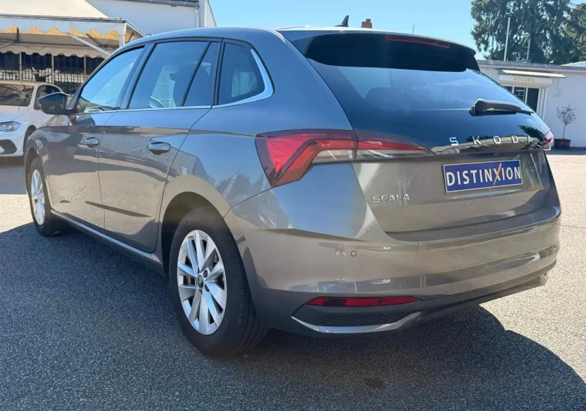 Vue 3/4 arrière droite d'une Skoda Scala gris graphite 2025 avec feux arrière LED et jantes alliage.