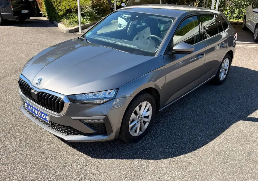Vue 3/4 avant droite d'une Skoda Scala gris graphite 2025 avec calandre noire et jantes alliage.