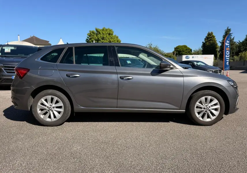 Vue latérale droite d'une Skoda Scala gris graphite 2025, soulignant ses lignes épurées et ses jantes alliage.