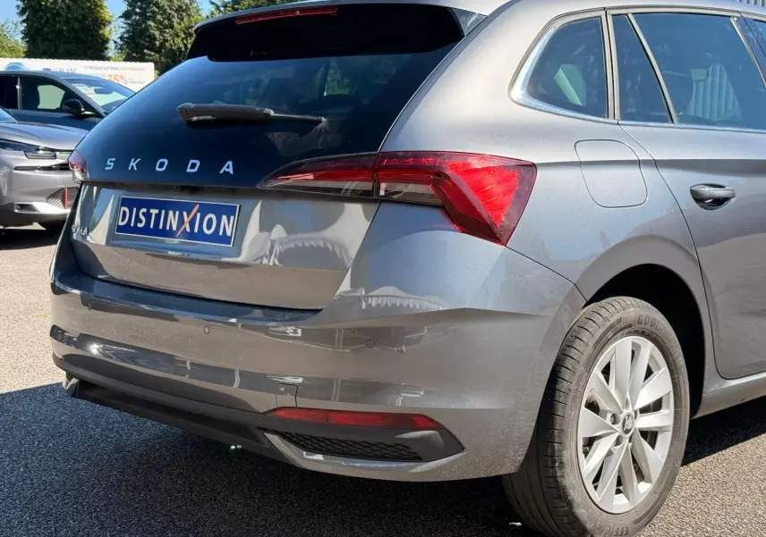 Vue 3/4 arrière droite d'une Skoda Scala gris graphite 2025 avec feux arrière LED et jantes alliage.