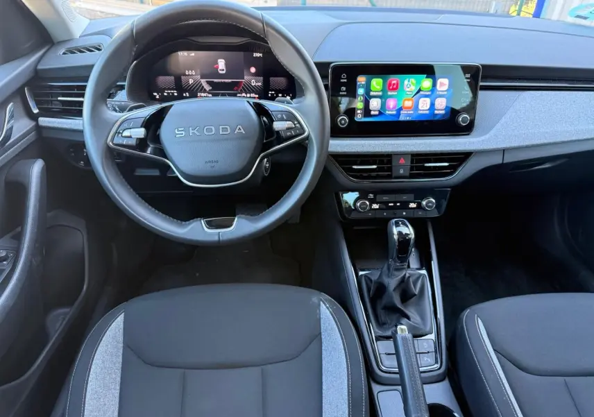 Intérieur avant de la Skoda Scala gris graphite 2025, vue centrée sur le volant multifonction et l'écran tactile moderne.