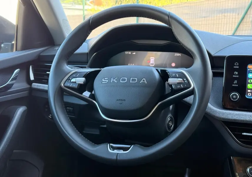 Vue rapprochée du volant noir de la Skoda Scala 2025 avec commandes intégrées et tableau de bord numérique.