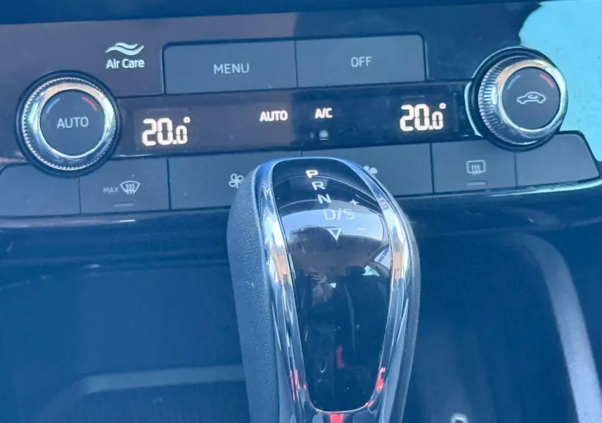 Le levier de vitesses automatique DSG7 de la Skoda Scala 2025 en gros plan avec affichage de la climatisation à 20°C.