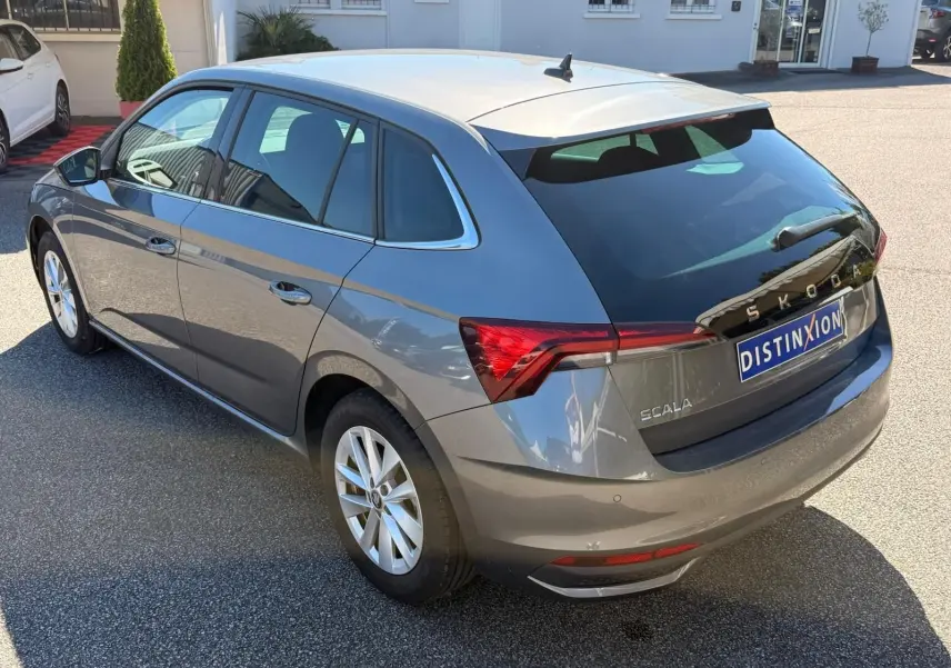 Vue 3/4 arrière droite d'une Skoda Scala gris graphite 2025 avec feux arrière LED et jantes alliage.