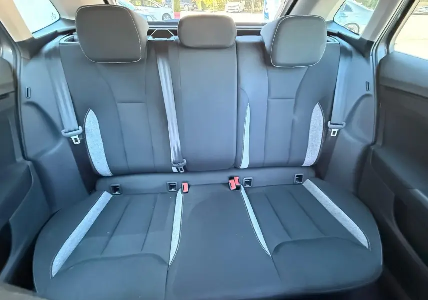 Vue intérieure sur les sièges arrière gris foncé et clairs de la Skoda Scala 2025, version 1.0 TSI EVO2.
