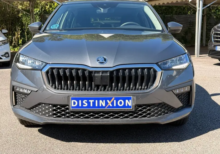 Vue frontale d'une Skoda Scala gris graphite 2025 avec calandre noire et phares LED distinctifs.