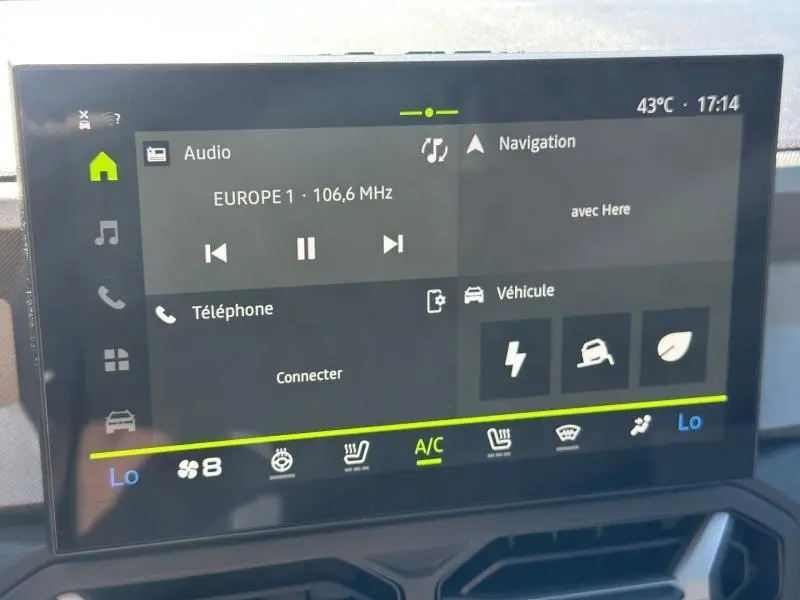 Écran tactile intérieur du Dacia Bigster 2025 affichant la navigation, audio et climatisation, vue frontale.