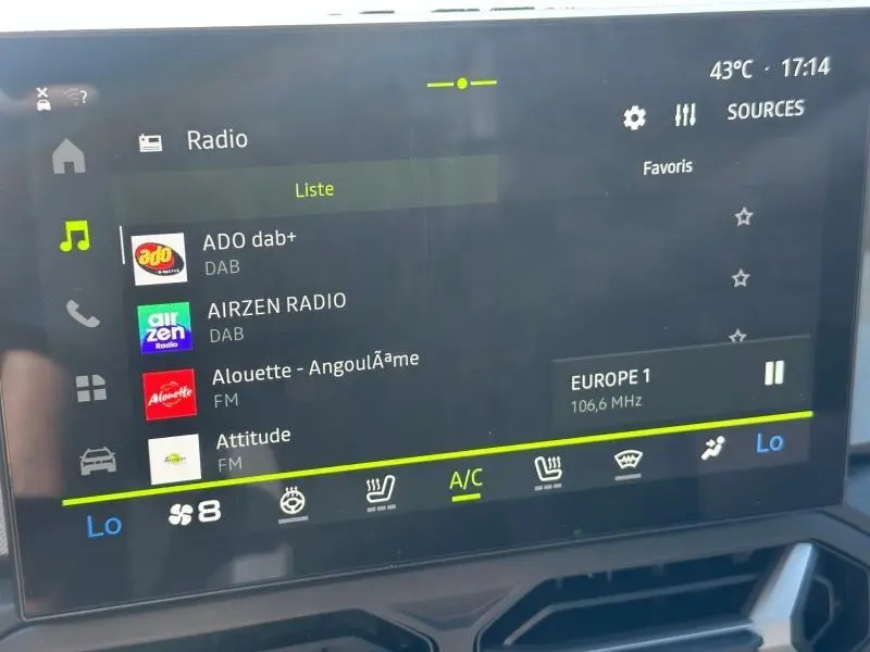 Écran tactile central de la Dacia Bigster 2025 affichant la radio et la climatisation, vue de face.